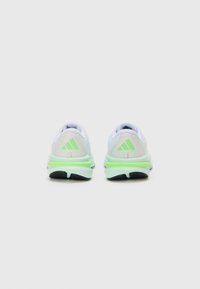Zapatillas de correr en gris y menta con parte superior de malla transpirable, suela acolchada y marca de tres rayas en el talón.