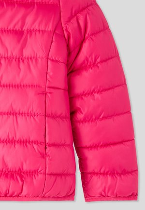 Manica di giacca a vento rosa brillante con design trapuntato, texture liscia e pannelli cuciti. Nessun hardware o accentuazione visibile.