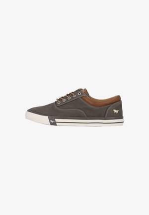 Sneaker in tela grigio scuro con accenti in pelle marrone, suola in gomma bianca e lacci marroni. Presenta dettagli del logo sul tallone e una striscia laterale.