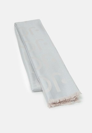 Écharpe bleu clair pliée avec des motifs subtils et des bords frangés sur fond blanc.