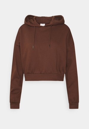 Felpa corta marrone con maniche lunghe, cappuccio con coulisse, polsini e orlo a costine, mostrata su sfondo bianco.