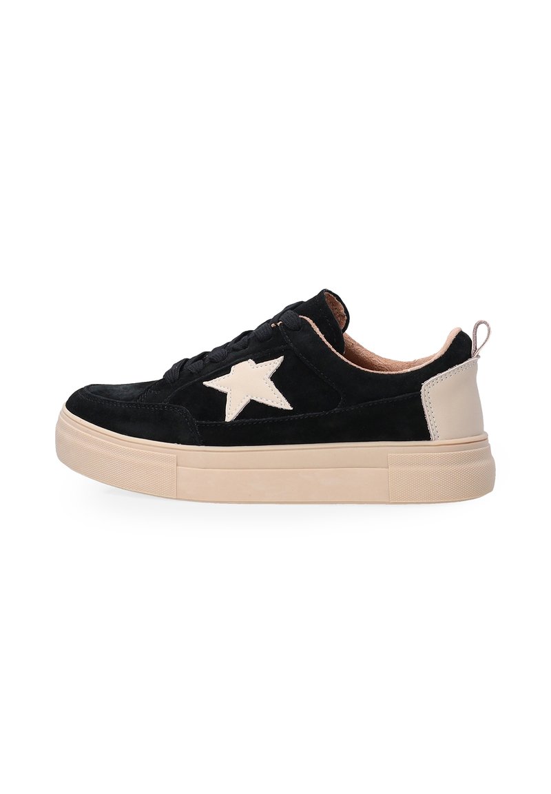 Schwarze Wildleder-Sneaker mit einem cremefarbenen Stern-Design, Schnürsenkeln, beige-gummierter Sohle und einer strukturierten Rückenakzent.