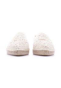 Zapatillas de croché beige claro con una superficie texturizada, material suave, punta redondeada y suela de yute trenzado.