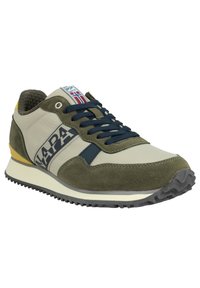 Zapatilla deportiva verde y beige con cordones azul marino, fabricada en materiales de gamuza y nailon, que presenta un logo, un acento amarillo y una suela texturizada para mayor tracción.