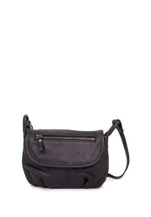 Čierna kožená crossbody taška s predným vreckom na zips, hladkou textúrou, zaobleným tvarom a nastaviteľným popruhom. Obsahuje decentné označenie značky.