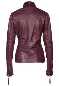 Giacca in pelle bordeaux con design aderente, colletto alto e dettagli strutturati sulle spalle. Presenta polsini con zip e superficie liscia.