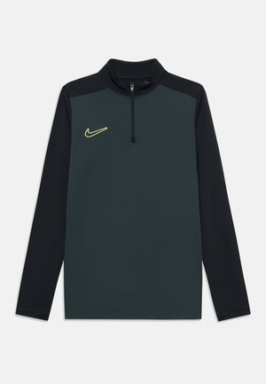 Dunkelgrüner Pullover mit schwarzen langen Ärmeln, einem Viertel-Reißverschluss-Kragen und einem gelben Nike-Logo auf der Brust. Glatte Textur, sportlicher Schnitt.