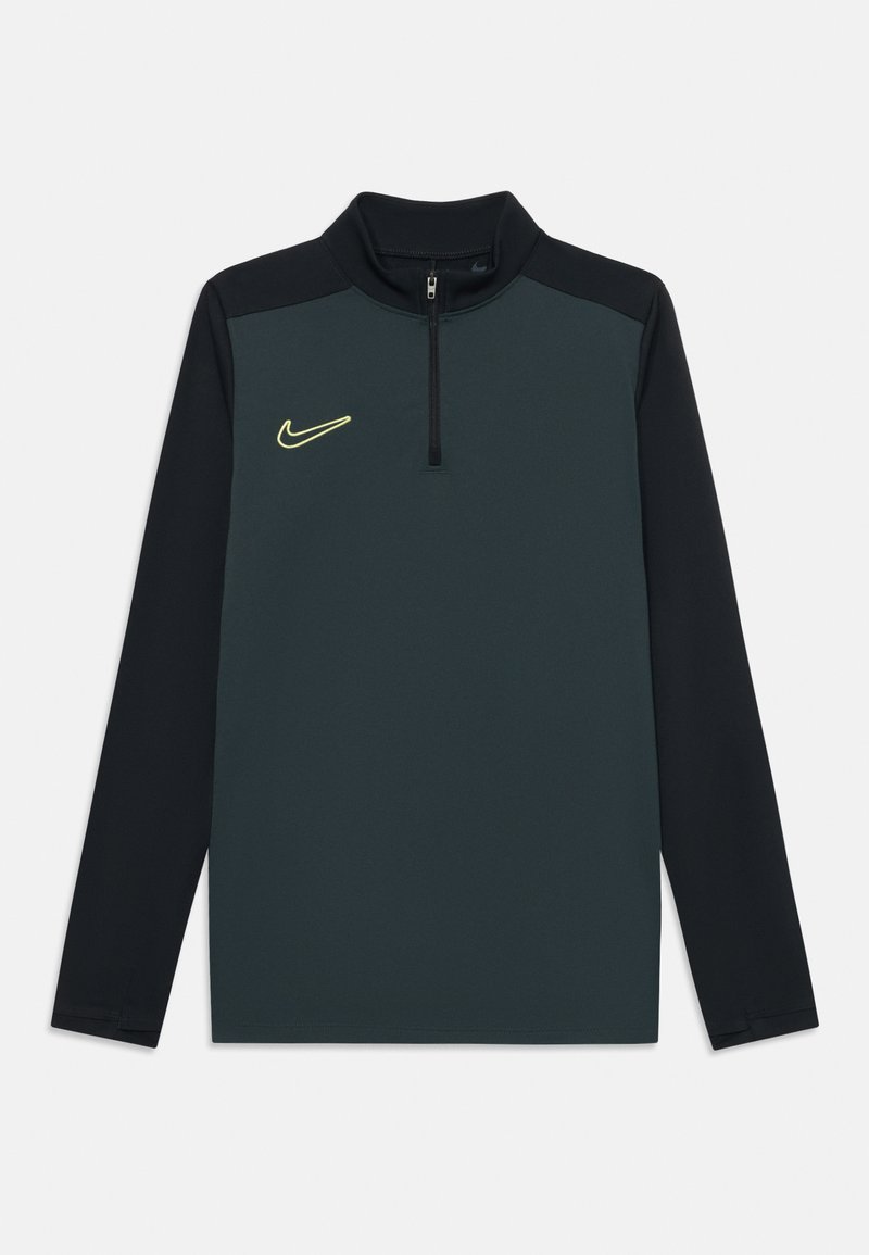 Tamnozelena majica s crnim dugim rukavima, ovratnikom na četvrtini sa zipom i žutim Nike logotipom na prsima. Glatka tekstura, atletski kroj.