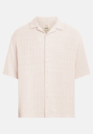 Μπεζ πουκάμισο με κοντά μανίκια και υφή με καρό σχέδιο, μπροστινό κλείσιμο με κουμπιά και φαρδύ γιακά, με ετικέτα "Rebel" στο εσωτερικό του λαιμού.