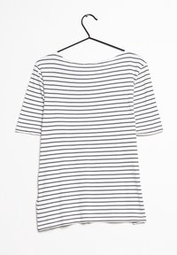 Top corto de manga corta blanca con rayas horizontales negras, cuello redondo y aberturas laterales en el dobladillo. Hecho de una tela suave y ligera.
