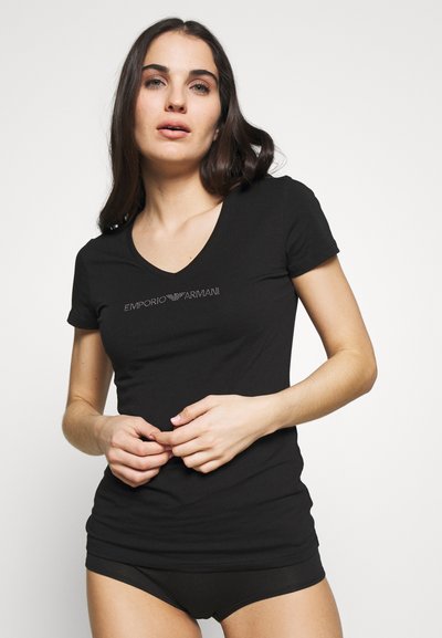 Camiseta negra de manga corta con escote en V, con el logo "Emporio Armani" en strass en el pecho, hecha de tela suave y elástica.