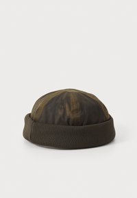 Beanie muts gemaakt van duurzaam zwart materiaal met een ribbelige groene rand, met een ronde vorm en subtiele textuurvariaties.