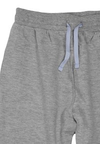 Pantaloni jogger grigi realizzati in un tessuto morbido, con vita elastica e lacci azzurri chiari, caratterizzati da una texture semplice e liscia.