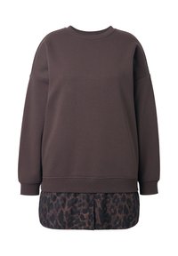 Sudadera marrón con cuello redondo, hombros caídos y puños de canalé, Superpuesta sobre una camisa negra con estampado de leopardo y detalles de botones.