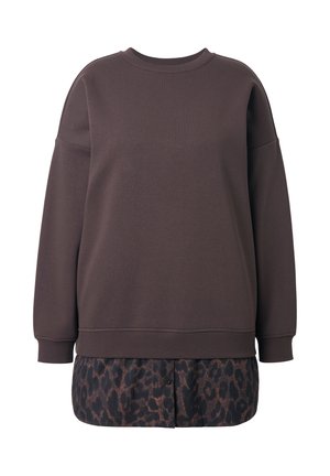 Brauner Sweatshirt mit Rundhalsausschnitt, überschnittenen Schultern und gerippten Bündchen, über einem schwarzen Leopardenmuster-Hemd mit Knopfdetails getragen.