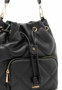 Borsa a secchiello in pelle trapuntata nera con accessori dorati, chiusura a coulisse e tasca frontale con zip. Presenta dettagli testurizzati e attacchi per la tracolla.