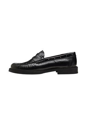 Mocassino in pelle nera con tacco basso e piccoli borchie metalliche lungo le cuciture e il bordo superiore, mostrato di profilo destro su sfondo bianco.