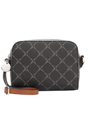 Sac bandoulière rectangulaire noir avec motif géométrique gris, sangle marron réglable et breloque ronde argentée de la marque sur fond blanc.