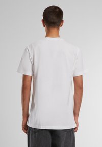 Mister Tee BIGGIE CROWN TEE - Print T-shirt - white