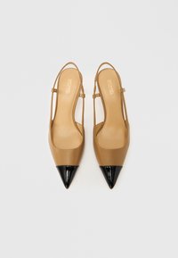Brązowe sandały na szpilce z odkrytą piętą, zakończone czubkiem w szpic, z błyszczącą czarną lakierowaną czubkiem i cienkimi paskami wokół kostki. Gładka faktura na całej powierzchni.