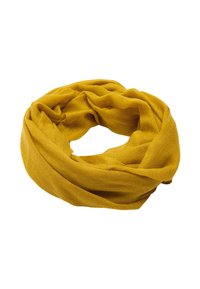 Okrągły szal w musztardowym kolorze, wykonany z miękkiego, lekkiego materiału o teksturowanym wykończeniu, charakteryzujący się gładkim opadaniem i brakiem widocznych elementów metalowych.