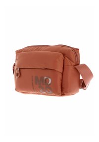 Sac rectangulaire rembourré en terre cuite avec un logo "MD 20" brillant. Comprend un compartiment principal zippé et une bandoulière en tissu.