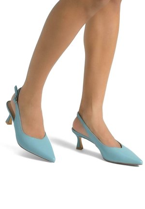 Décolleté azzurro chiaro con punta affusolata, leggermente testurizzato, e tacco a blocco con accenti metallici. Presenta una fibbia laterale per la regolazione.