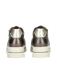 Brune lædersneakers med sølvdetaljer, rund tå, polstret krave og hvide strukturerede såler. Lynlåslukning på siden.