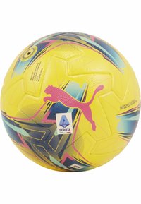 Lyst gul fodbold med en struktureret overflade, der har farverige geometriske mønstre i blå, pink og sort samt et pink logo.