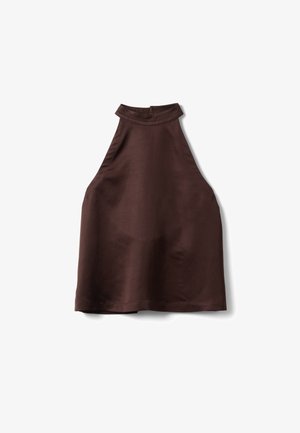 Mouwloze donkerbruine haltertop met hoge kraag en gladde stof, plat gelegd op een witte achtergrond.