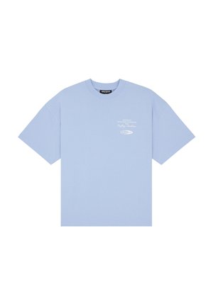 Jasnoniebieski T-shirt z krótkim rękawem i okrągłym dekoltem, z małym białym napisem i logo na lewej stronie klatki piersiowej.