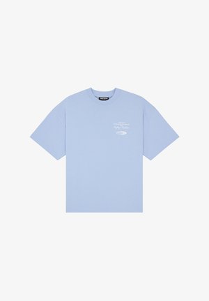 Jasnoniebieski T-shirt z krótkim rękawem i okrągłym dekoltem, z małym białym napisem i logo na lewej stronie klatki piersiowej.