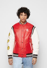 Karl Kani KARL KANI X SMILEY® COLLEGE JACKET - Casaco de pele sintética - red