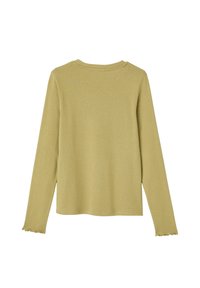 Haut à manches longues en vert olive clair, en tissu doux, col rond et avec des poignets à volants. Coupe simple et droite avec des détails de couture minimalistes.