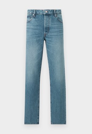 Proste jeansy z niebieskiego denimu z przednimi kieszeniami, zapięciem na guziki i szlufkami na pasek, prezentowane na płasko na jasnym tle.