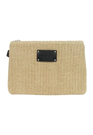 Bustina rettangolare beige intrecciata con cerniera nera ed etichetta nera cucita al centro con la scritta 4GIVENESS.