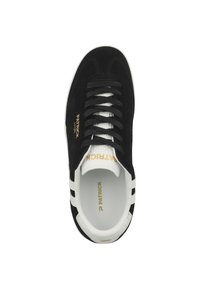 Černé semišové tenisky s bílými koženými pruhy, kulatou špičkou, černými tkaničkami, zlatým logem a texturovanou bílou gumovou podešví.