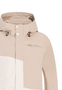 Beige Jacke mit einem weißen unteren Panel, ausgestattet mit einem hohen Kragen, Kordelzugkapuze und einer Reißverschlusstasche auf der Brust. Das Material wirkt leicht und glatt.