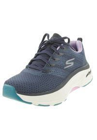 Marineblaue Sportschuhe mit einem strukturierten Mesh-Obermaterial, gepolstertem Kragen, weißer Zwischensohle und türkisfarbenen Akzenten auf der Außensohle. Mit Schnürsenkeln und Logo.