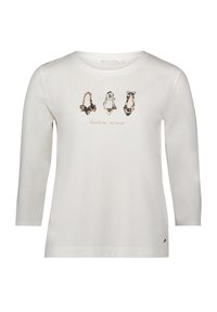 Hvid langærmet t-shirt med grafik af tre forskellige sko i leopardprint og teksten "bella italia" nedenfor. Blødt bomuldsstof.