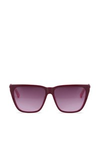 Occhiali da sole cat-eye bordeaux con lenti viola sfumate, montatura in plastica audace e tempie leggermente curve per una silhouette strutturata.