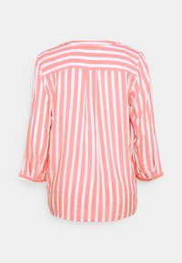 Chemise rayée corail et blanche, avec des manches trois-quarts, un détail plissé à l'arrière et un ourlet arrondi. Fabriquée en tissu léger.