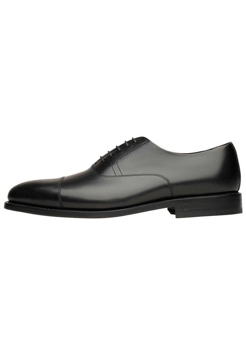 Chaussure habillée en cuir noir avec une finition lisse, bout arrondi, design minimaliste et laçage à six œillets. Semelle noire robuste.