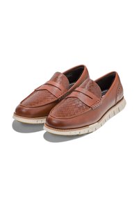 Bruine leren loafers met geweven textuur op het bovenwerk, gladde leren accenten, crèmekleurige rubberen zool, instapmodel, verfijnde stiksel details.