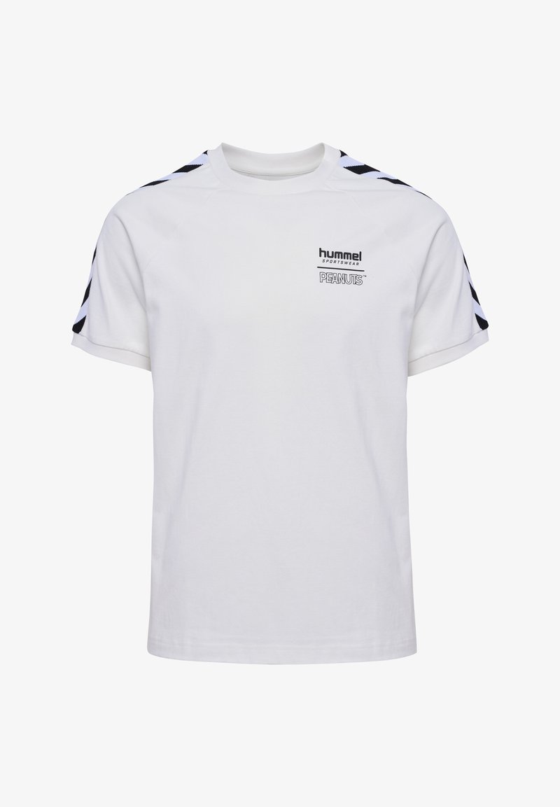 Camiseta de algodón blanca con rayas negras en ángulo en los hombros. Incluye los logotipos de "hummel" y "PEANUTS" en negro. Mangas cortas, cuello redondo.