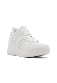 Baskets en cuir blanc avec un design texturé, dotées de trois bandes horizontales, d'une semelle épaisse et d'un système de laçage. Fini lisse.