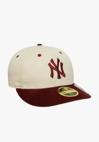 Cappello con corona in cotone color crema e visiera in velluto a coste marrone scuro. Presenta un logo in rilievo marrone scuro sulla parte frontale e un adesivo giallo con indicazione della taglia sulla visiera.