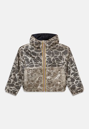 Chaqueta ligera con capucha y patrón abstracto irregular en beige y gris, con cremallera frontal y detalle de rayas multicolor.