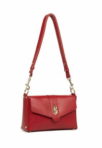 Borsa a tracolla in pelle rossa con finitura testurizzata, hardware dorato, chiusura a patta frontale e tracolla regolabile. Forma rettangolare.