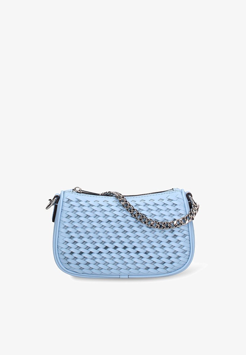 Borsa a tracolla azzurro chiaro intrecciata con una forma curva, dotata di una catenella argentata e di una chiusura superiore con cerniera. Texture liscia con un design strutturato.